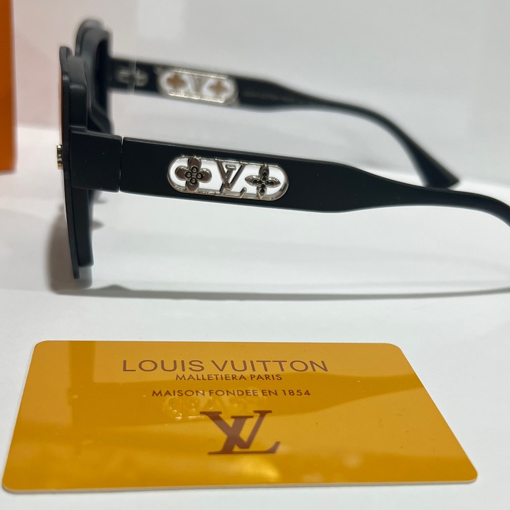 Louis Vuitton Black Square Sunglasses with Dark Gray Lenses - Picture 2 of 9